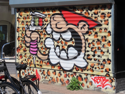 912765 Afbeelding van een Utrechtse kabouter (KBTR) die een shaslick (?) eet, op een rolluik voor de leegstaande winkel ...